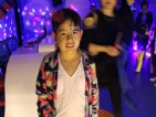 “看我頭上有什么,？”