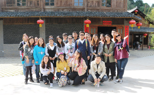 團(tuán)隊(duì)旅行留影